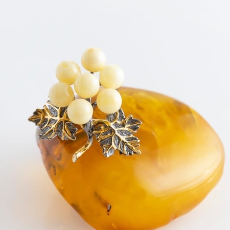 Брошь 825847 (Серебро, Янтарь белый, черный родий/ позолота 18 карат)